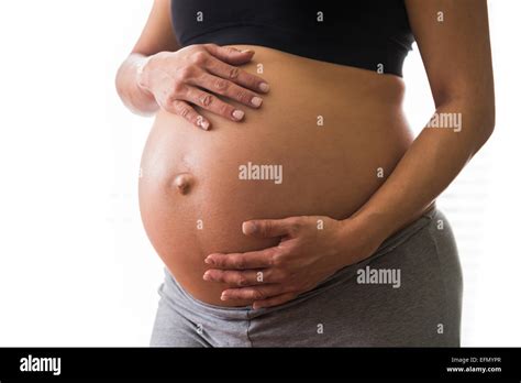 Bild: Eine Frau, die sanft ihren Babybauch streichelt