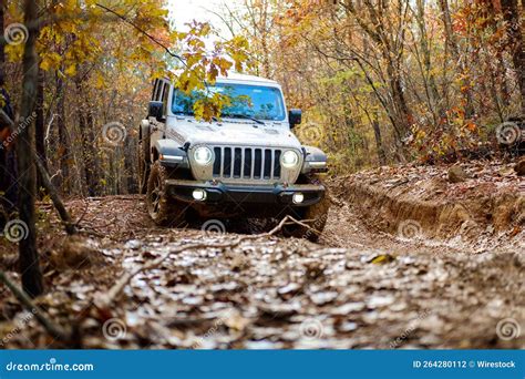 Panoramafoto eines RC-Truggy, der durch einen Schlammweg fährt.