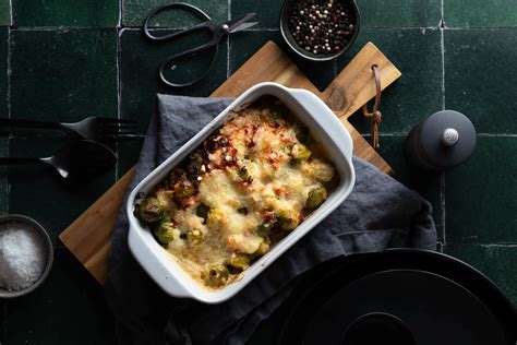 fertig gebackener Rosenkohl-Auflauf mit goldbrauner Käsekruste