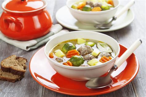 Schüssel mit Rosenkohlsuppe und Hackbällchen