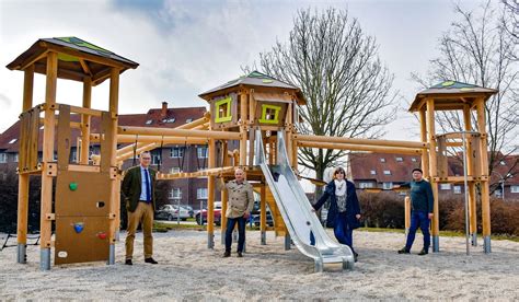 Kinder auf einem großen Spielgerät im Westpark, im Hintergrund sind Sportflächen zu sehen
