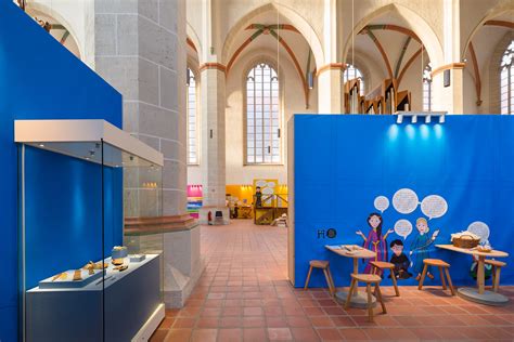 Kinder in mittelalterlichen Gewändern im Familienmuseum