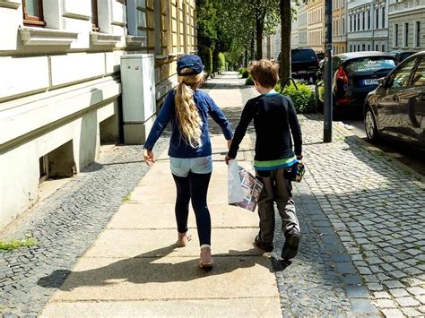 Kinder mit einer roten Eulenspiegel-Kappe auf einer Stadtrallye