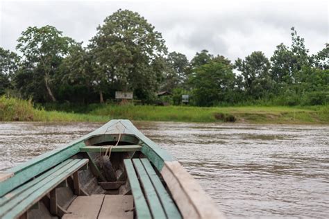 Ein Kanu auf einem Fluss mit Blick auf grüne Ufer