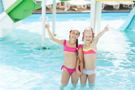 Kinder planschen in einem Freibad mit Wasserrutschen