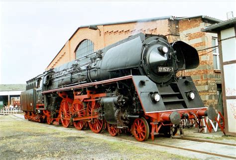 Dampflokomotive in einem Lokschuppen