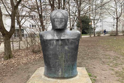 Eine große Skulptur im Westpark, die eine Landschaft einrahmt