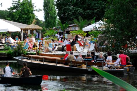 Ein Floß auf der Oker mit Blick auf grüne Ufer