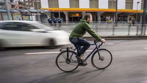 Fahrradfahrer auf einem Radweg, der durch eine Stadt führt