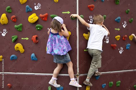 Kinder beim Bouldern an einer Kletterwand in einer Indoor-Halle