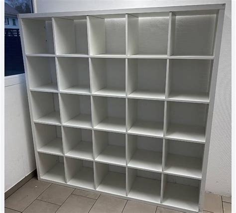 Illustration eines Schwangerschafts-Countdown-Kalenders mit geöffneten Fächern und kleinen Geschenken.