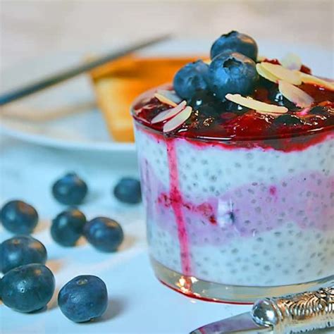 Ein fertiger Chiapudding garniert mit Beeren und Mandeln