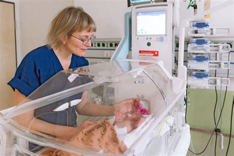 Säugling in einem Inkubator mit medizinischer Ausrüstung