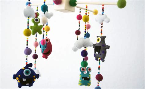 Eine bunte Auswahl an Alltagsgegenständen, die als Spielzeug für den Wickeltisch dienen könnten.