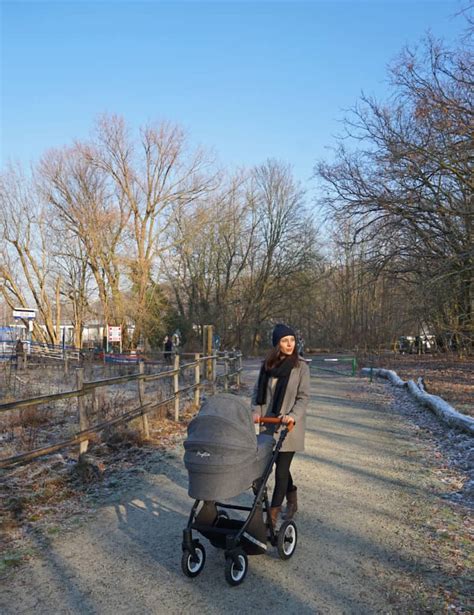 Unboxing des Baby Cab Kinderwagens mit einem Kind