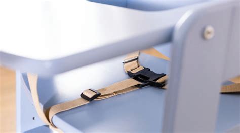 Nahaufnahme eines Sitzverkleinerers, der in einem Hochstuhl platziert ist.