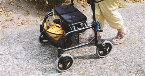 Detailaufnahme eines Kinderwagens mit großen Rädern, die für Stabilität auf verschiedenen Untergründen sorgen.