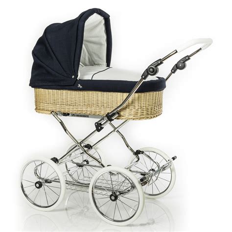 Ein historisches Foto eines klassischen DDR-Zekiwa Kinderwagens mit Korbwanne.