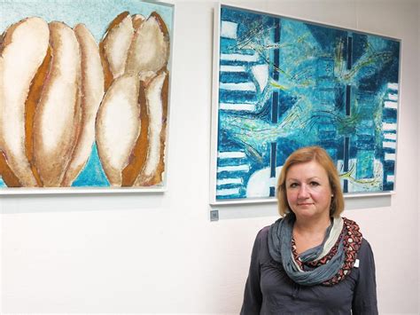 Künstlerin malt ein detailreiches Motiv auf einen schwangeren Bauch