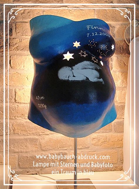 Detailaufnahme eines fertig gestalteten Gipsabdrucks vom Babybauch