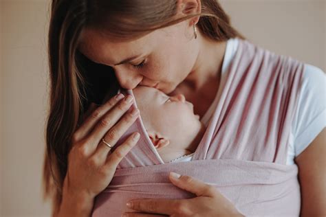 Infografik, die die Vorteile des Babytragens auflistet (Bindung, Immunsystem, Beruhigung etc.).