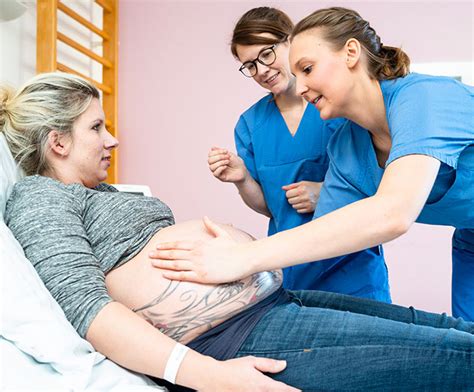 Illustration einer Hebamme bei der Wochenbettbetreuung