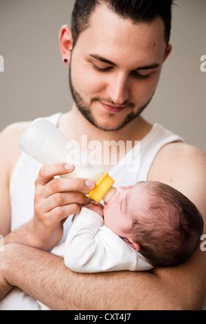 Große Schwester hält liebevoll das Neugeborene im Arm
