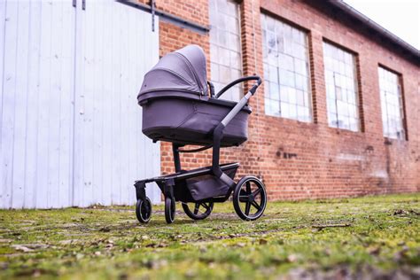 Detailaufnahme des Joolz Geo² mit fokus auf die Babywanne und den höhenverstellbaren Schiebegriff