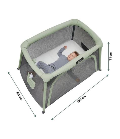Illustration eines Babys, das sicher und bequem in einem Reisebett schläft.