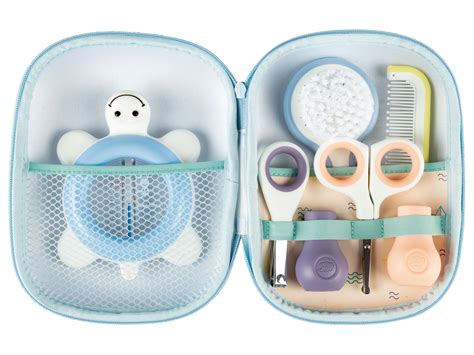 Skizze einer gut organisierten Schwimmbadtasche mit allen wichtigen Utensilien für das Babyschwimmen