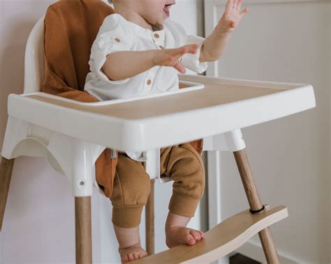 Kind sitzt sicher im Hochstuhl Timba am Familientisch