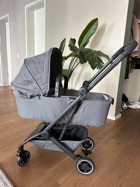 Joolz Aer+ Buggy mit aufgesetzter Babywanne, zeigt die Vielseitigkeit für Neugeborene