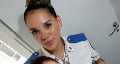Polizistin Celeste Ayala stillt ein unterernährtes Baby in einem Krankenhaus