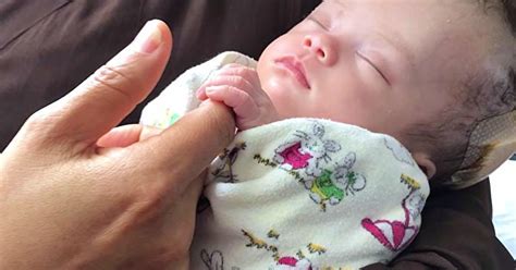 Ausgesetztes Baby in einer Plastiktüte gefunden, das von einer Polizistin gerettet wurde