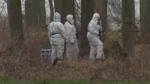 Ausgesetztes Baby, gefunden im Wald, wird von einer Polizistin versorgt