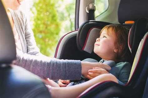 Illustration zur optimalen Platzierung eines Kindersitzes im Auto