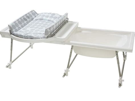 Eine Geuther Bade-Wickel-Kombination mit integrierter Wanne