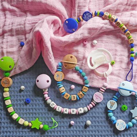 Collage aus verschiedenen nützlichen Babygeschenken wie Schnullerketten, Beißringen und Lätzchen