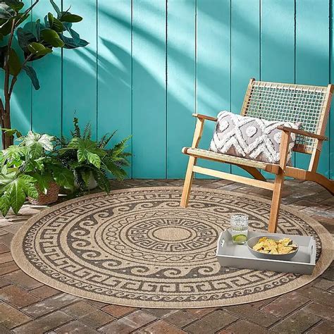 Ein stilvoller Outdoor-Bereich mit dem Teppich PARADISE, der eine einladende Atmosphäre schafft