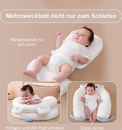 Baby schläft im Nestchen auf dem Sofa