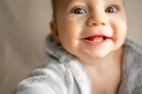 Nahaufnahme eines weichen Baumwoll-T-Shirts für Babys