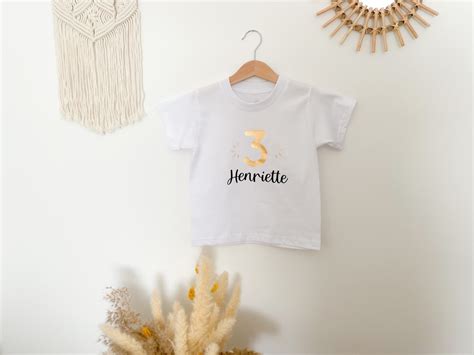 Collage verschiedener Baby-Geburtstags-T-Shirts