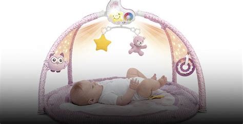Illustration eines 4 Monate alten Babys, das mit Spielzeug spielt