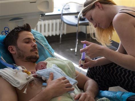 Eltern, die ihr Frühchen nach der Känguru-Methode auf der Brust halten