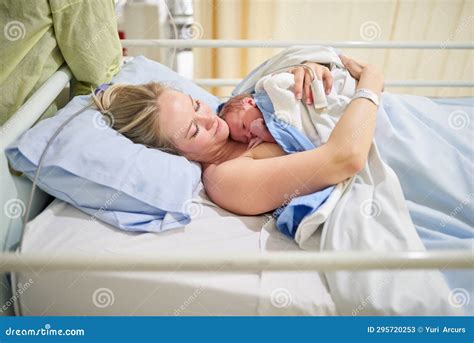 Eine Mutter mit ihrem Neugeborenen im Krankenhaus