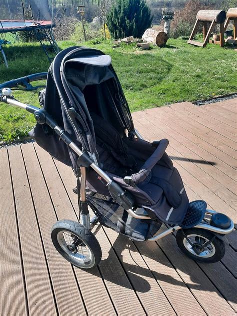 Schemazeichnung, die die Schritte zum Zusammenklappen des Quinny Freestyle 3 XL Kinderwagens zeigt