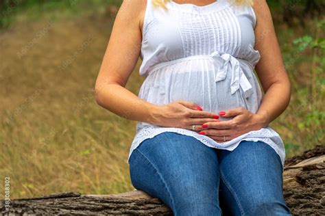 werdende Mutter betrachtet ihren Babybauch