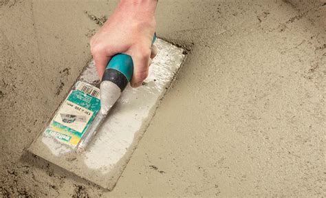 Glätten eines Gipsabdrucks mit Schmirgelpapier