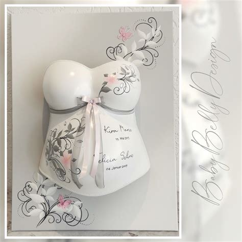 Fertig bemalter und verzierter Babybauch-Gipsabdruck