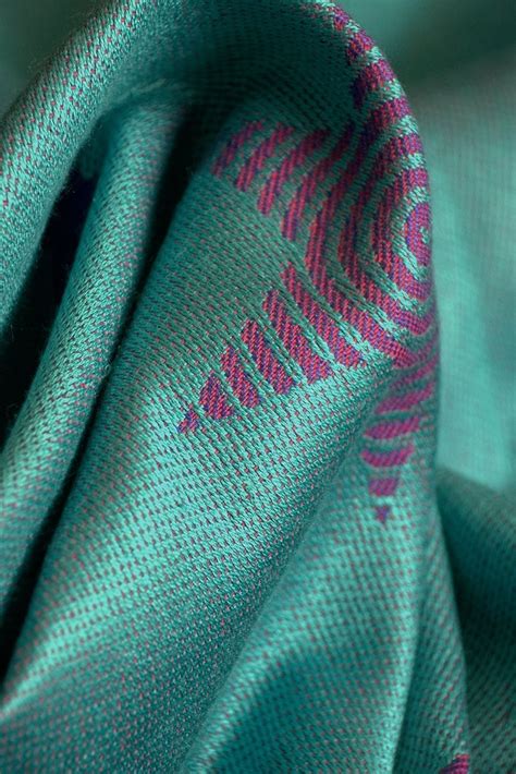 Nahaufnahme der Diagonal-Webung eines KOKADI Tragetuchs